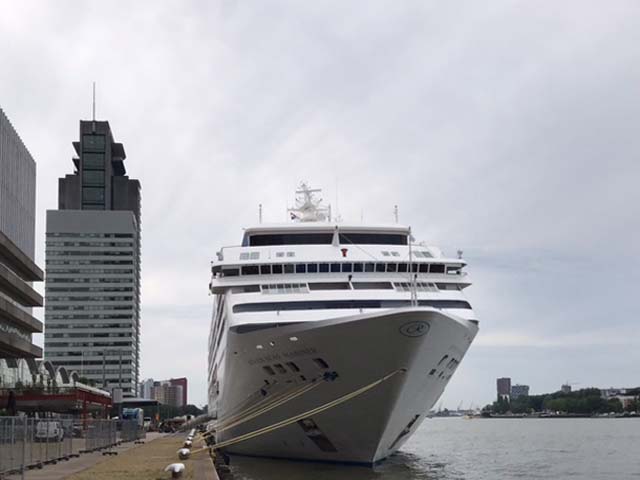 Seven Seas Mariner aan de Cruise Terminal Rotterdam
